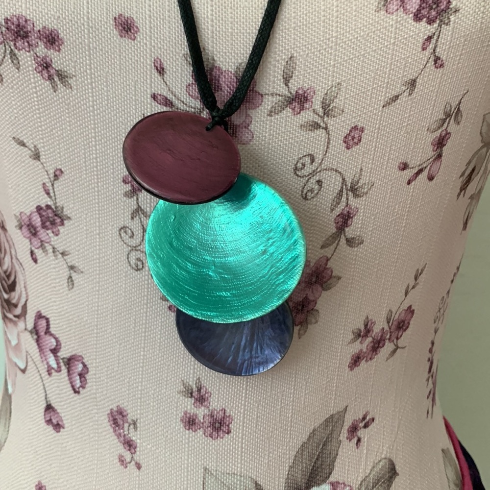 Resin Shell Necklace - Picture 2 of 6